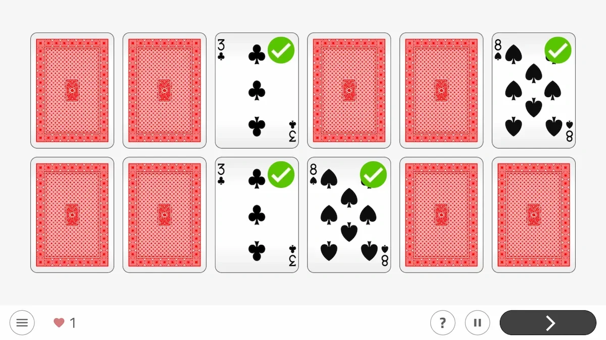 Interface NeuronUP avec plateau de mémoire: deux cartes vérifiées en vert 3 et 8 de trèfle et le reste revers rouge; boutons.