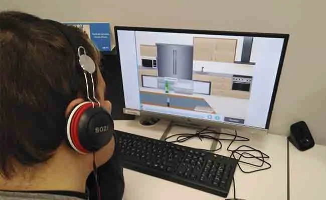 Groupe de personnes atteintes du syndrome de Down lors d'une séance de stimulation cognitive avec une tablette, encadrées par un professionnel.