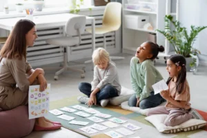 Femme avec enfants faisant des activités de neurodéveloppement infantile