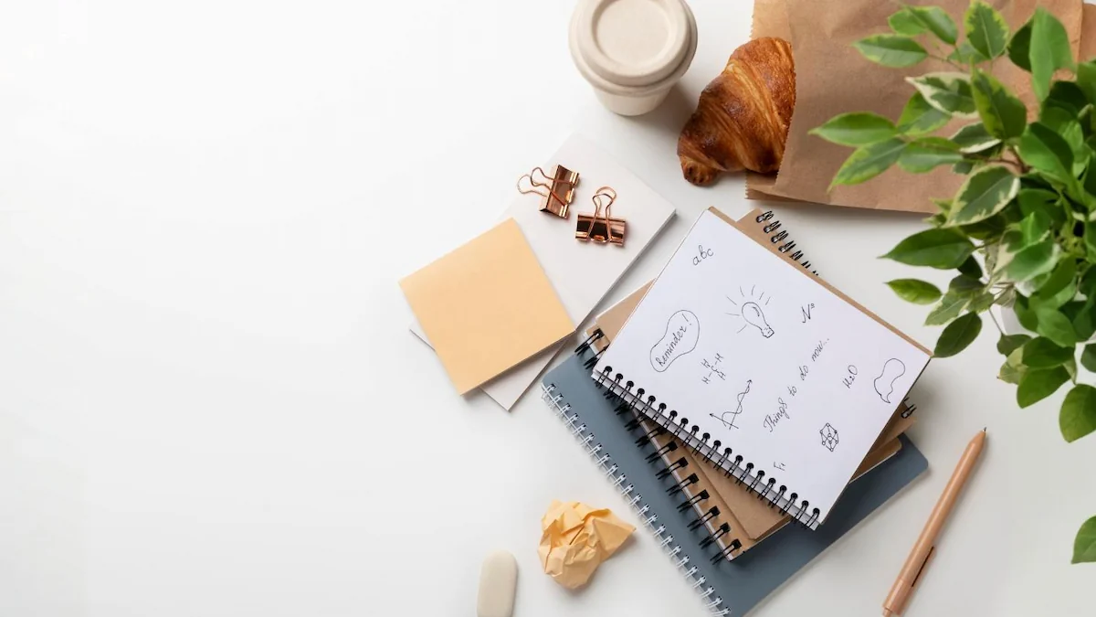 Illustration montrant deux blocs étiquetés mémoire de travail et mémoire à court terme, connectés par des flèches à un cerveau stylisé.