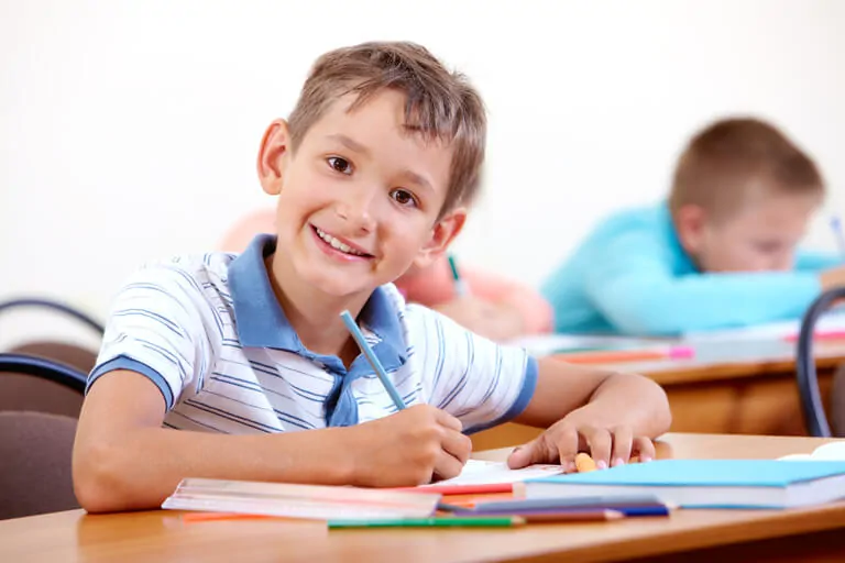 Illustration en milieu scolaire avec professionnel et enfants, montrant des stratégies d'intervention pour les troubles infantiles.