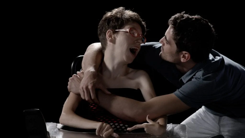 Ne puis-je pas profiter de ma sexualité en raison de la paralysie cérébrale ? Plan frontal d'une personne face à la caméra, thème paralysie cérébrale et sexualité, lié à la campagne Miradefrente.
