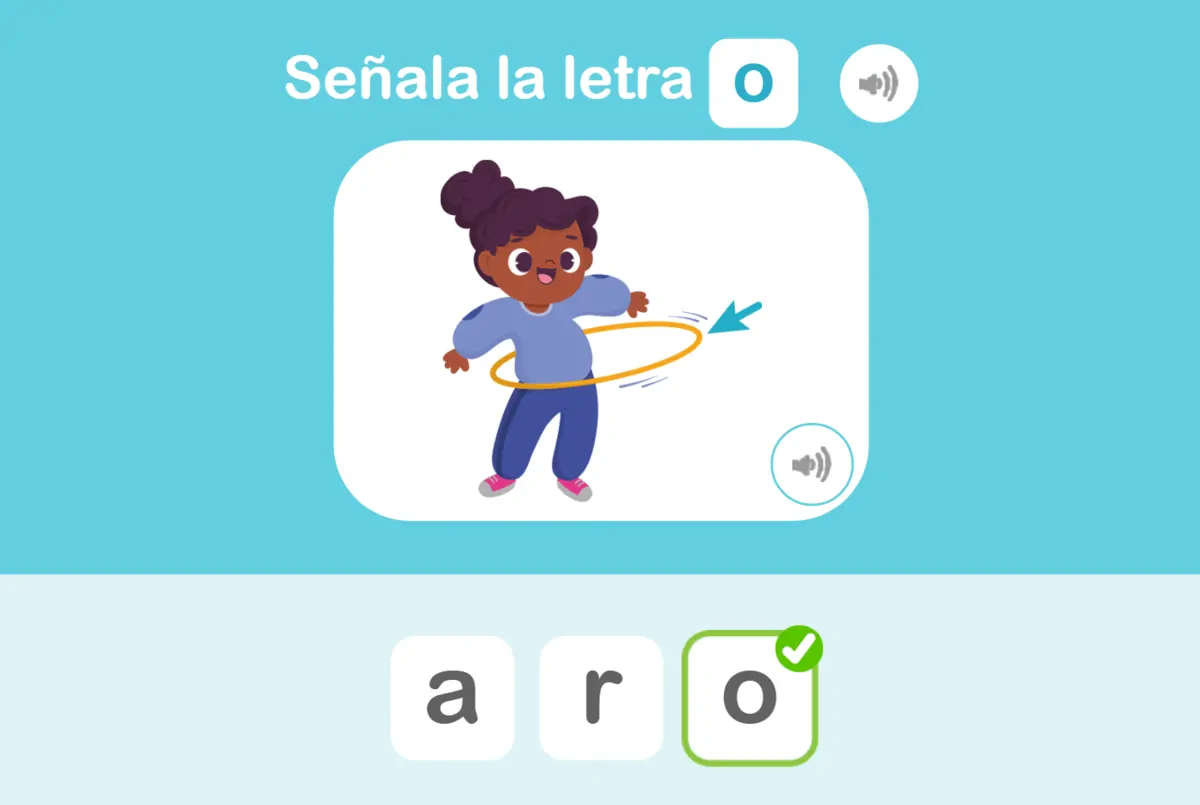 Une fille avec un cerceau hula-hoop participe à l'activité Détective des lettres ; les lettres a, r et o sont indiquées et le 'o' correct est mis en évidence.