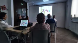 Utilisateurs de AFA Rioja travaillant avec NeuronUP en séance groupe