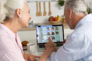 Couple de personnes âgées utilisant un ordinateur portable avec NeuronUP2GO