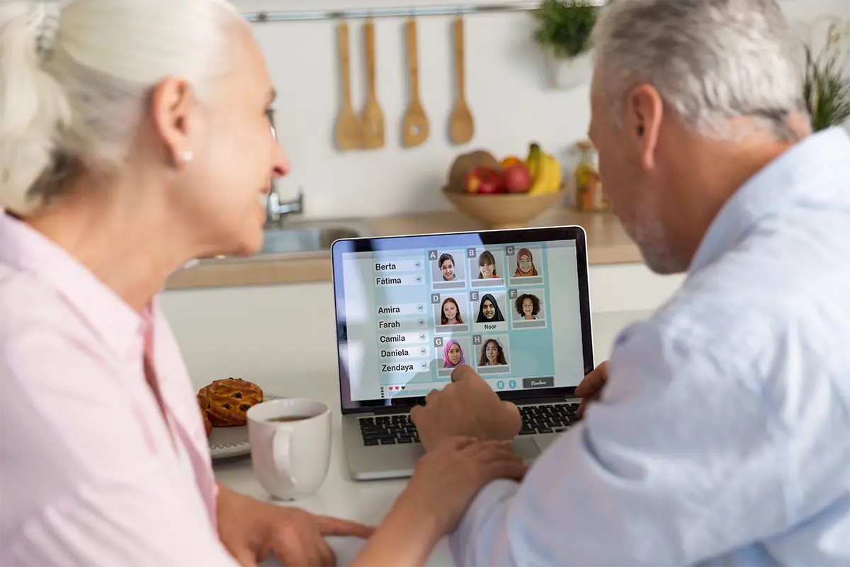 Couple de personnes âgées utilisant un ordinateur portable avec NeuronUP2GO