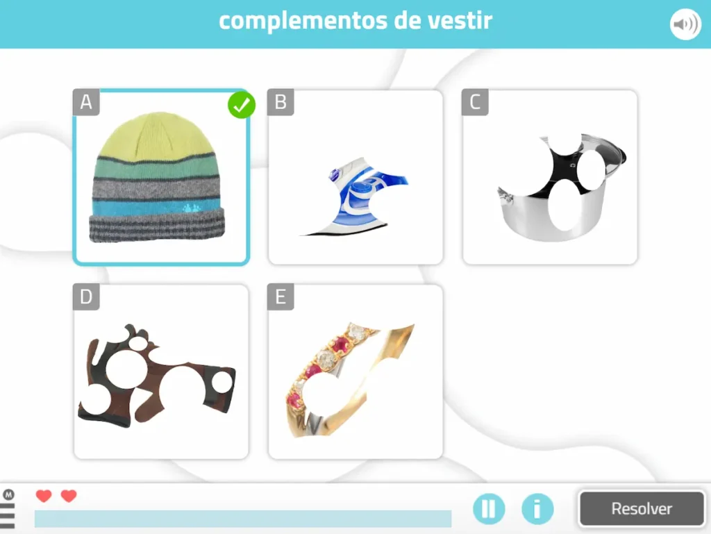 Ensemble d'objets couverts pour exercices de mémoire chez les personnes âgées, fiches couvertes sur une table et option A mise en évidence (bonnet jaune à rayures)