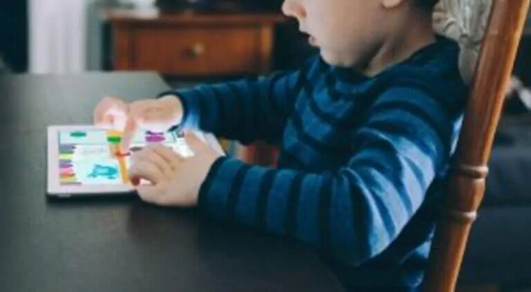 Un enfant réalise une session NeuronUP depuis chez lui.