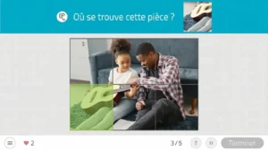 Puzzle en cours avec un enfant et un adulte; pièces emboîtées, on voit une guitare et la question « Où est cette pièce ? ».