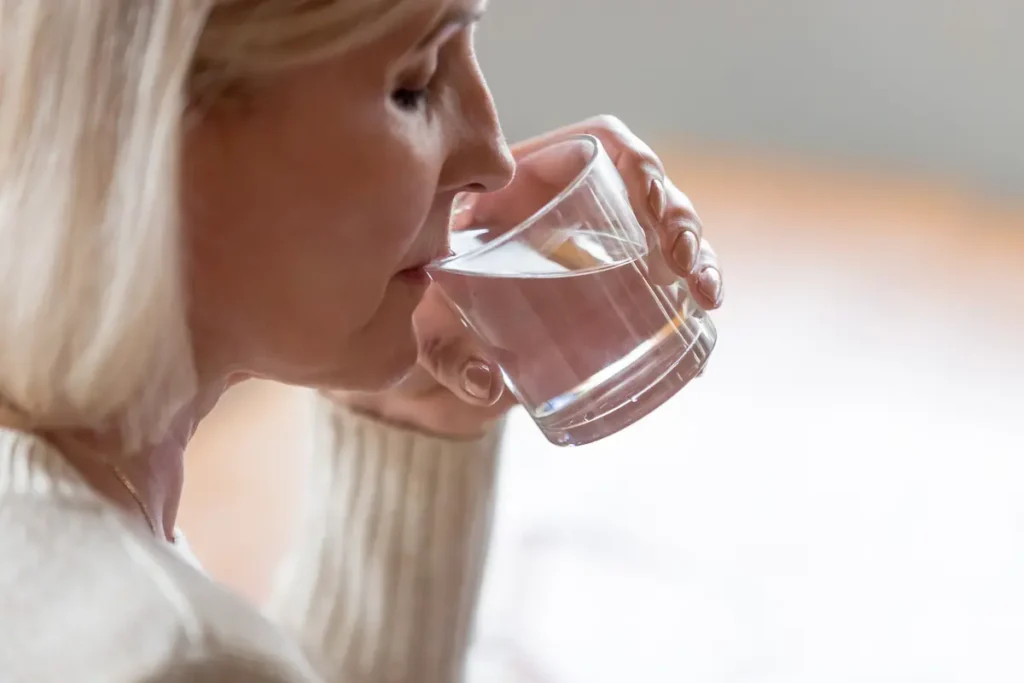 Hydratation et attention l’impact clinique d’une relation sous-estimée