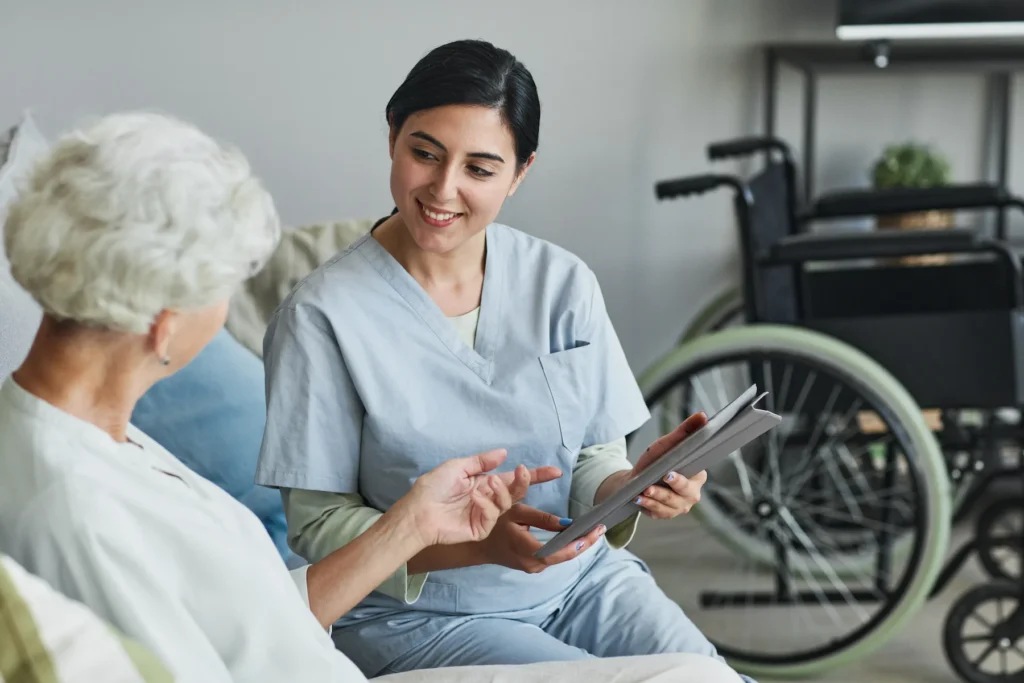 Infirmière utilisant une tablette avec un patient