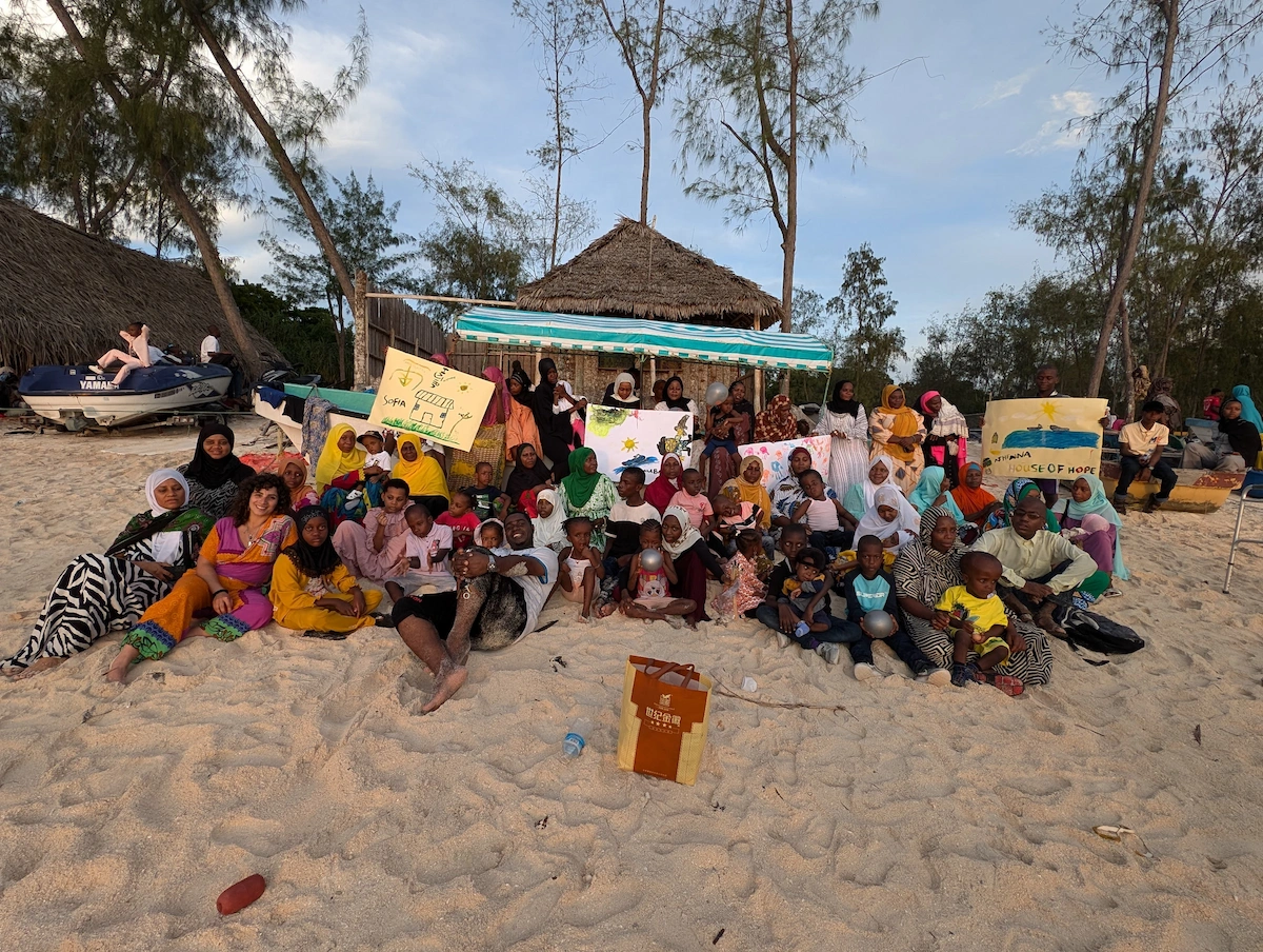 Groupe diversifié sur la plage de Zanzibar participant à la stimulation cognitive et à la rééducation neurale, enfants et adultes au coucher du soleil.