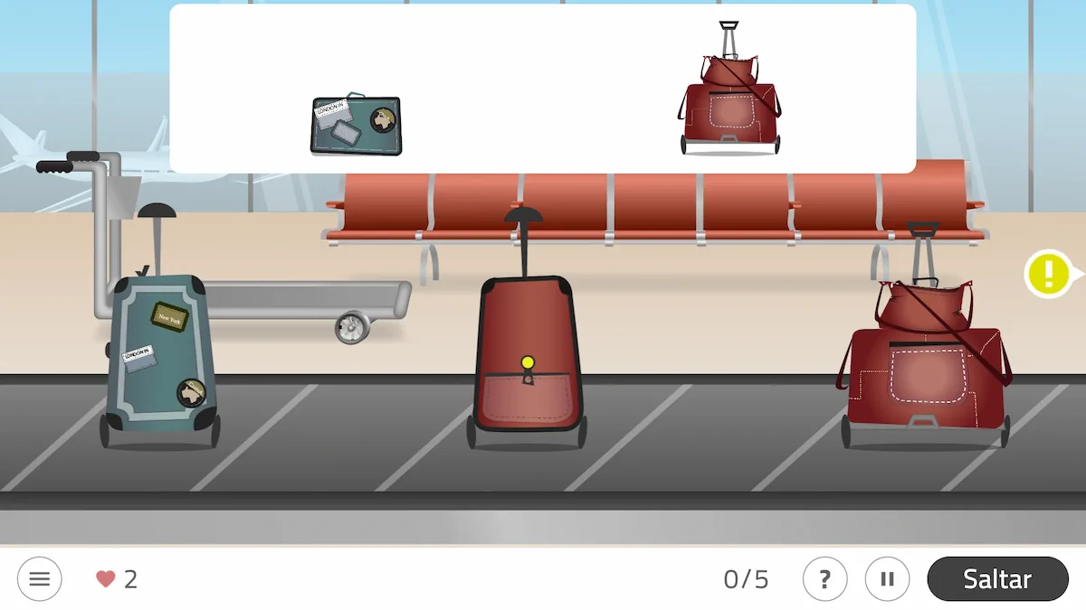 Scène d'aéroport avec tapis roulant à bagages, plusieurs valises (vertes et rouges) et un chariot ; l'interface de NeuronUP indique une tâche de récupération de bagages sur une tablette.