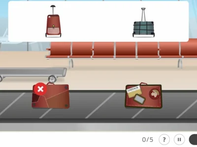 Scène dans un aéroport avec tapis roulant à bagages, plusieurs valises (vertes et rouges) et un chariot ; l'interface de NeuronUP indique une tâche de collecte de bagages sur une tablette.