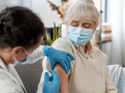 Vaccin antigrippal à forte dose et maladie d’Alzheimer : peut-il réduire le risque chez les personnes âgées ?