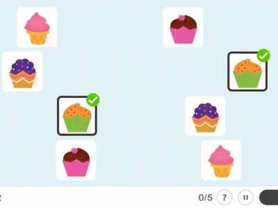 Interfaccia di gioco di abbinamento con cupcake colorati, cuori negli angoli e un cupcake centrale selezionato.