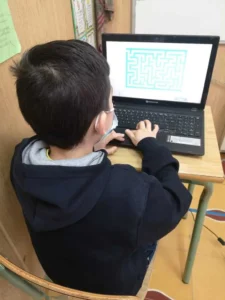 Uno studente dei Salesianos Los Boscos usa un tablet in aula per stimolazione cognitiva con NeuronUP, con mascherina.