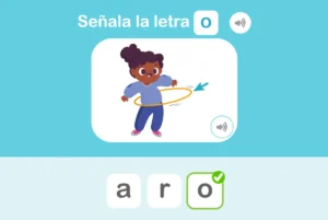 Ragazza con hula hoop indossa maglietta azzurra; testo in spagnolo segnala la lettera 'o' e le lettere 'a','r','o' con spunta sull'ultima.