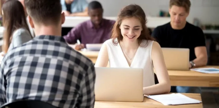 Studentessa universitaria utilizza NeuronUP