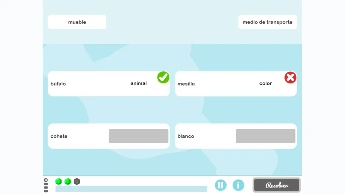 Interfaccia di un'app educativa per bambini: due colonne con parole spagnole e termini da abbinare, esemplificando una categorizzazione linguistica.