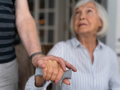 Riabilitazione neuropsicologica in adulti anziani con demenza: esperienza in un centro diurno con NeuronUP. Donna anziana accompagnata da un'altra persona.