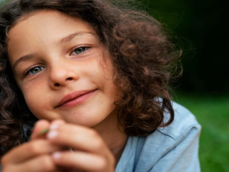 L'invisibilità dell'autismo nelle ragazze, negli adolescenti e nelle donne. Ragazza sdraiata in un parco.