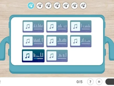 Interfaccia di gioco con 16 caselle e elementi musicali, che mostra icone dell'orecchio e progresso visivo per l'allenamento uditivo.