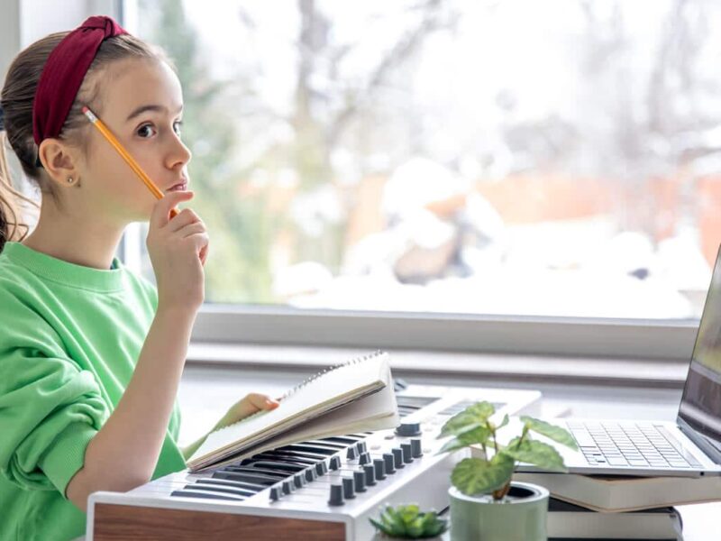 Verso una neurodidattica dell’apprendimento musicale. Ragazza che si esercita con la musica su un pianoforte.