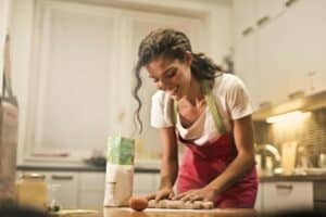 NeuronUP dal punto di vista degli utenti con lesioni cerebrali. Donna che cucina.