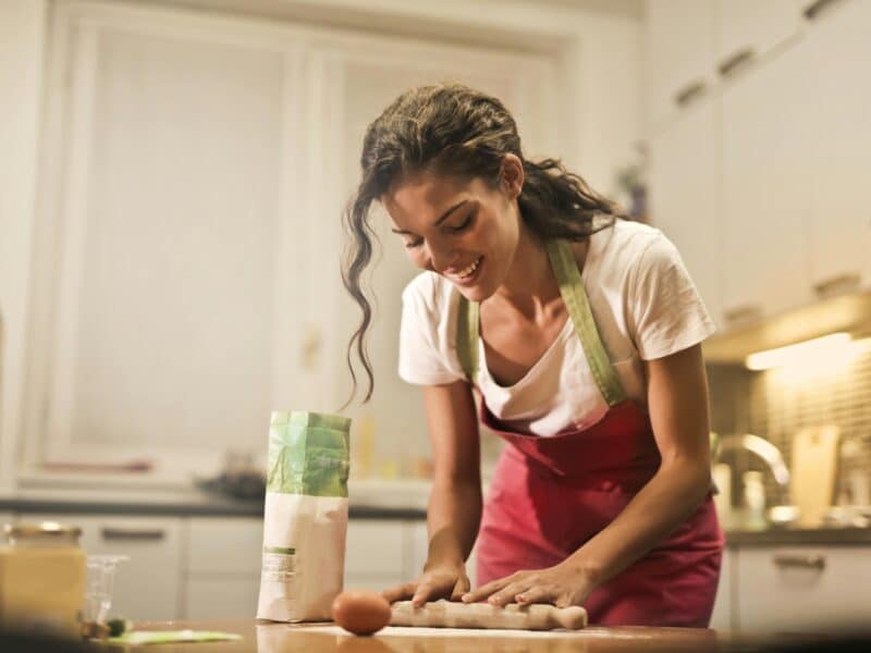 NeuronUP dal punto di vista degli utenti con lesioni cerebrali. Donna che cucina.