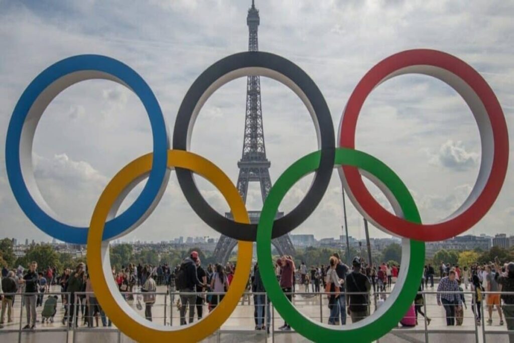 Le prove dei Giochi Paralimpici del 2024 e l'importanza della salute mentale. Gli anelli simbolici dei Giochi Paralimpici e la Torre Eiffel alle sue spalle.