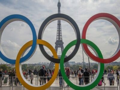 Le prove dei Giochi Paralimpici del 2024 e l'importanza della salute mentale. Gli anelli simbolici dei Giochi Paralimpici e la Torre Eiffel alle sue spalle.