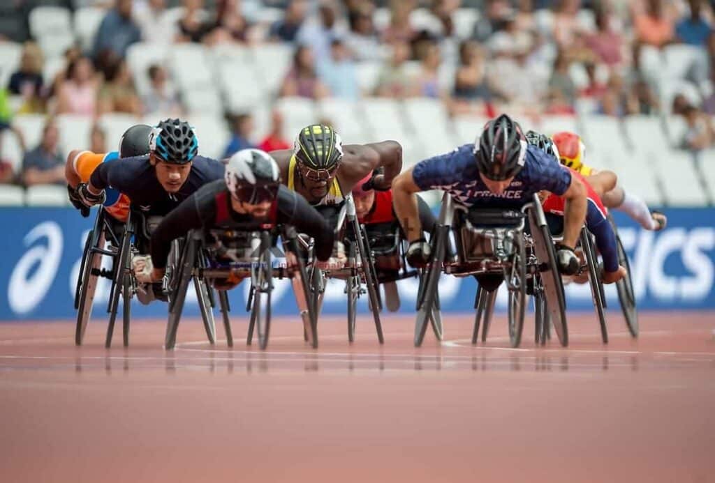 Atleti paralimpici durante la competizione