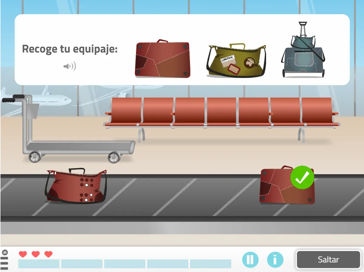 Area d'attesa aeroportuale con nastro di bagagli; borsa verde con spunta a sinistra, carrello bagagli e panche rosse.