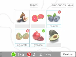 Interfaccia di attività: frutti con etichette in alto (higos, kiwi) e riquadro centrale con fichi, guava, mirtilli e pomelo.