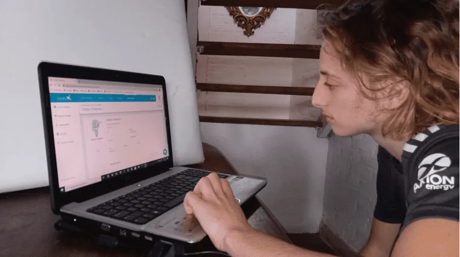 Adolescente in un contesto clinico che svolge esercizi di riabilitazione cognitiva con NeuronUP usando un computer