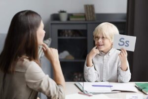 Disturbo specifico del linguaggio. Bambino a lezione di lingua con un professionista