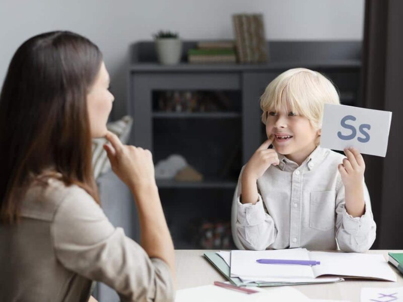 Disturbo specifico del linguaggio. Bambino a lezione di lingua con un professionista