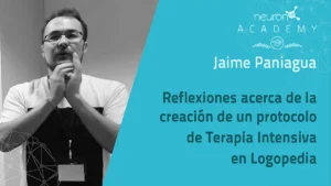 Relatore durante una presentazione professionale; sfondo neutro, logo Neuron Academy nell'angolo e testo con Jaime Paniagua.