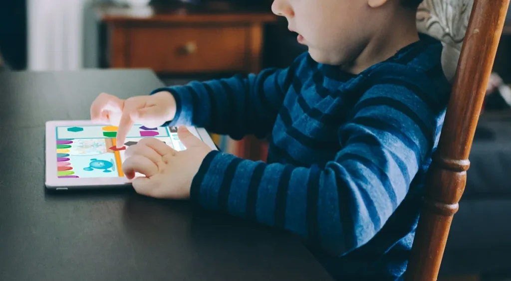 Bambino che usa NeuronUP2GO con un tablet