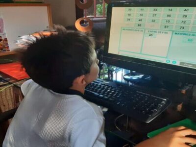 Un bambino che svolge un’attività di allenamento cognitivo con l’attività Ordina i numeri da casa.