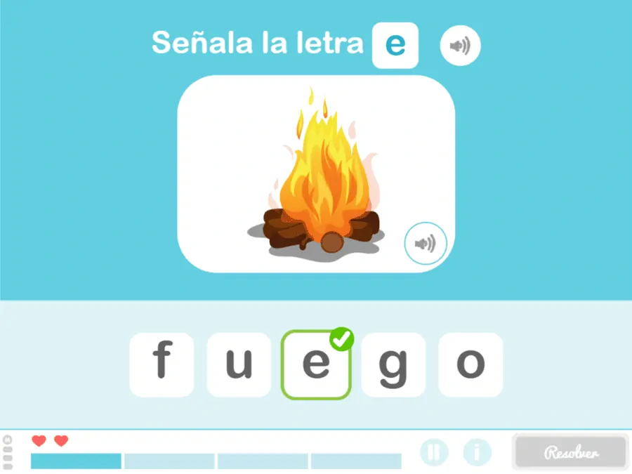 Scheda di NeuronUP: sfondo azzurro chiaro con falò centrale e tronchi; istruzione 'Indica la lettera e' e la parola 'fuoco' con la 'e' in verde.