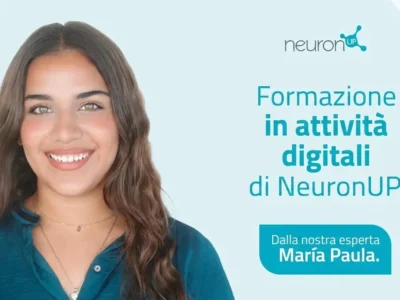 Donna giovane che sorride promuove la formazione nelle attività digitali di NeuronUP, con menzione di María Paula nel testo promozionale.