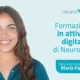 Donna giovane che sorride promuove la formazione nelle attività digitali di NeuronUP, con menzione di María Paula nel testo promozionale.