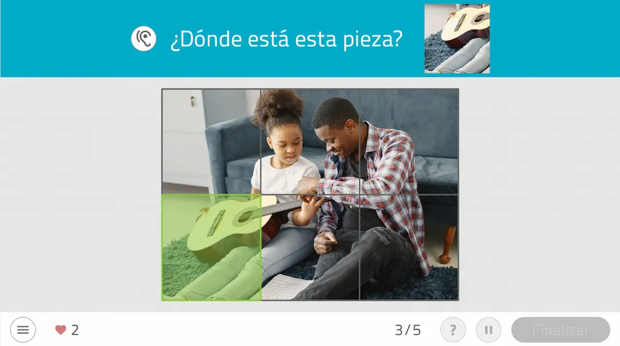 Pezzo di puzzle parziale ritrae un adulto e un bambino in soggiorno: chitarra, divano e tappeto; sezione finale esprime affetto.