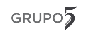 Logo Gruppo-5 con GRUPO in maiuscolo e 5 stilizzato, su sfondo nero con tonalità grigie, design elegante.