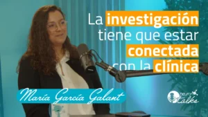Intervista in studio: donna al microfono, sfondo blu e la frase 'La ricerca deve essere collegata alla pratica clinica' su FFEE nei bambini con paralisi cerebrale (Episodio 6).