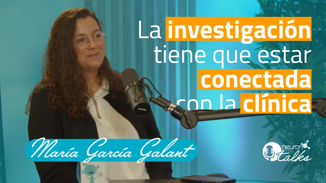 Intervista in studio: donna al microfono, sfondo blu e la frase 'La ricerca deve essere collegata alla pratica clinica' su FFEE nei bambini con paralisi cerebrale (Episodio 6).