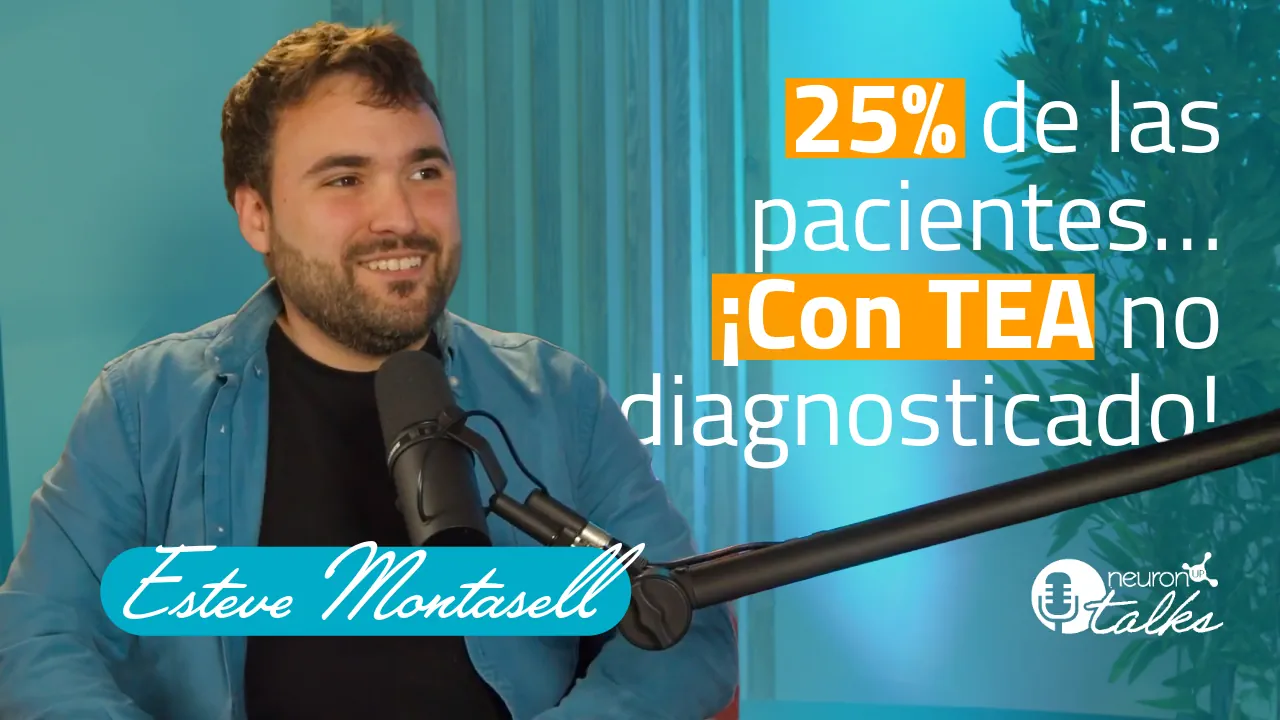 Uomo con la barba in un set di intervista illuminato, sorridente; sul lato sinistro appare ASD e si vede il logo di NeuronUP.