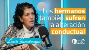 Copertina di NeuronUP Talks: donna al microfono in set moderno; testo sui disturbi dello sviluppo neurologico e Lucía Zumaraga.